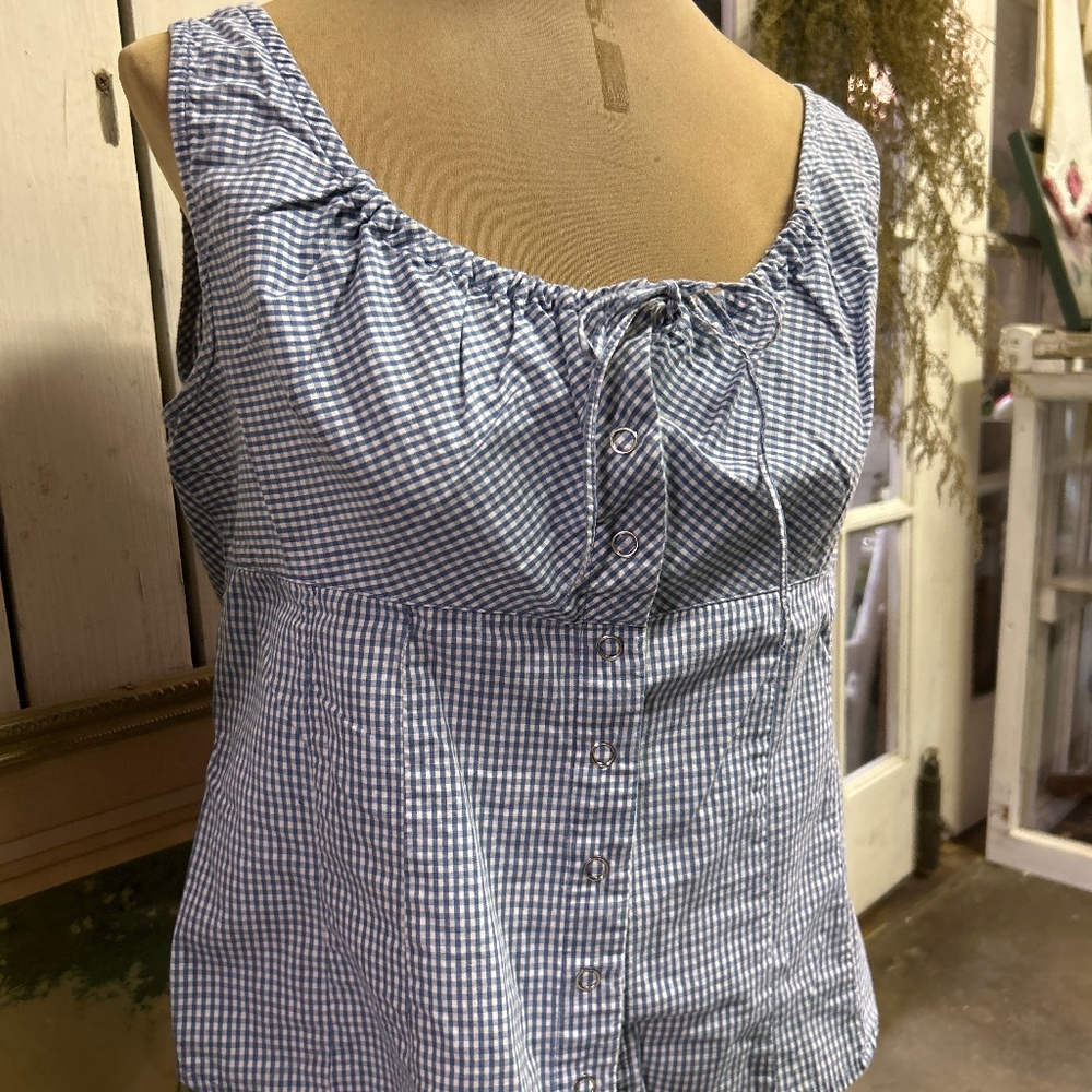 Sleeveless snap up top with tie closure